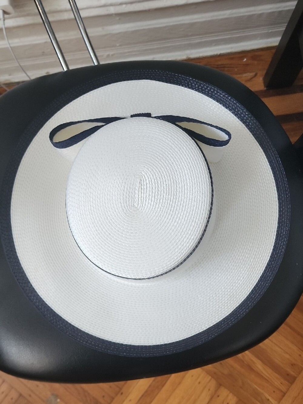 Classic White Straw Sun Hat with Black Trim and Bow. New Without Tag - Picture 9 of 14